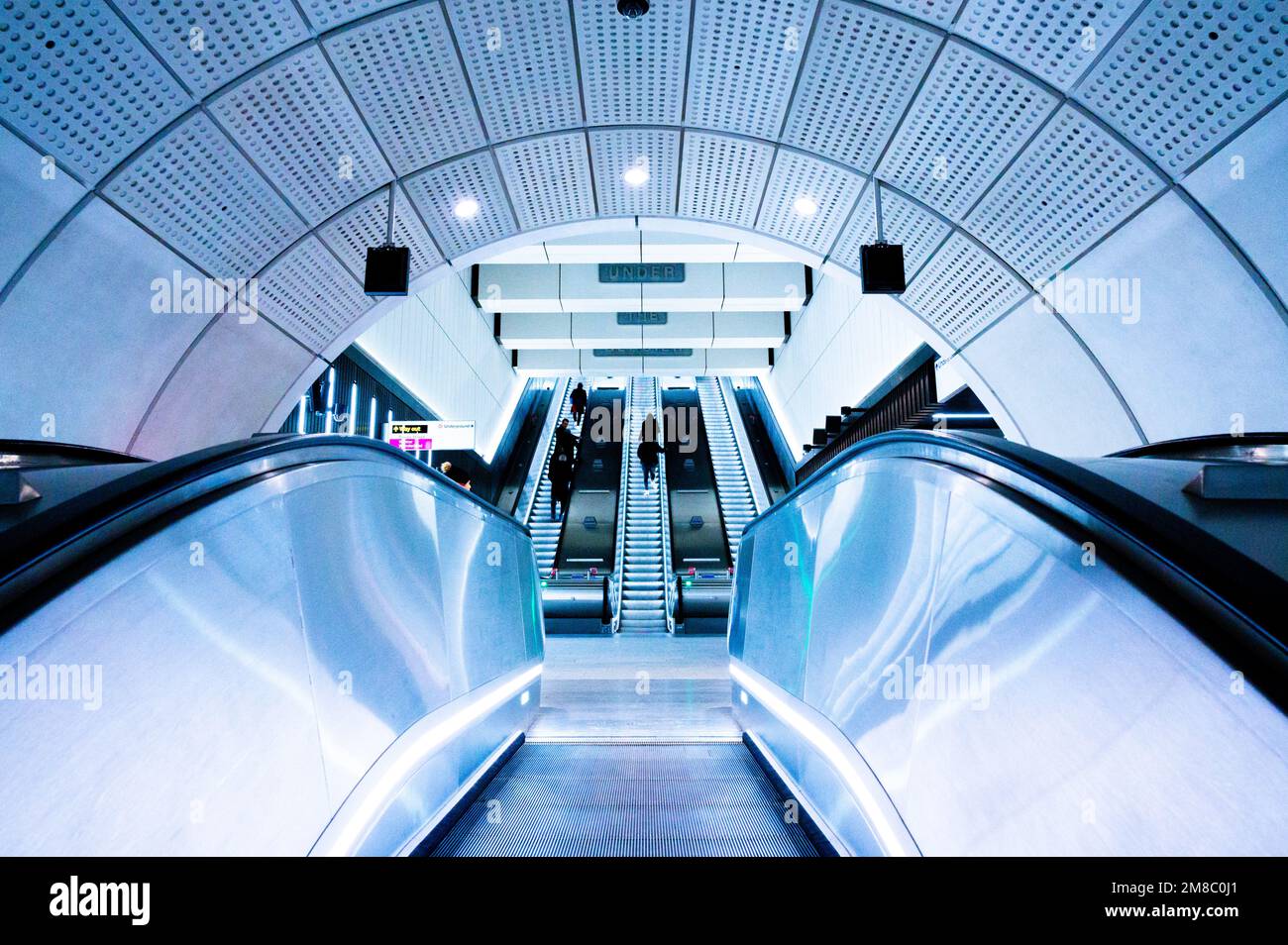 Un escalier mécanique moderne dans la ligne Elizabeth du métro de Londres Banque D'Images