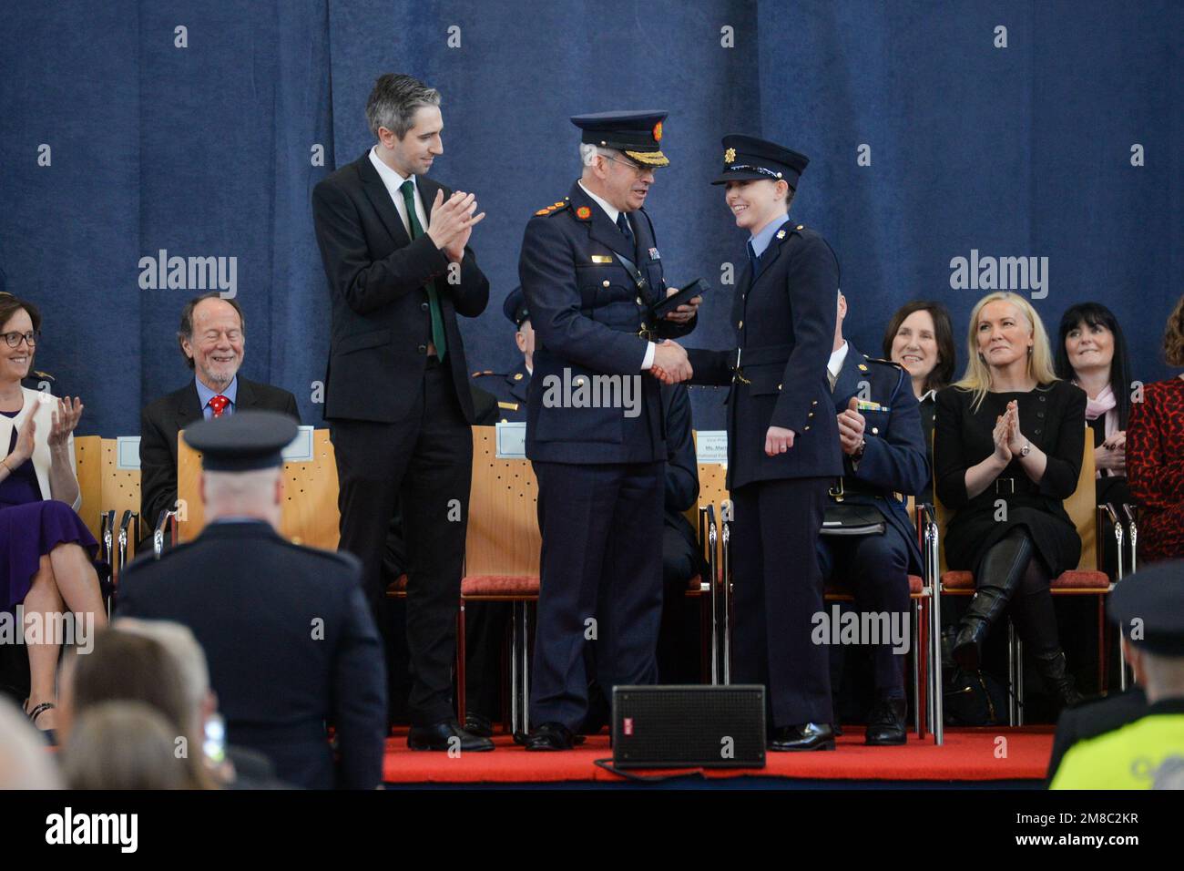 Templemore, Tipperary, Irlande, 13th janvier 2023. Le ministre de la Justice, Michael Harris, et le commissaire de Garda, Drew Harris, assistent à la transmission de 24 recrues au Templemore Garda College. Credit: Athlone Photography/Alamy Live News Banque D'Images