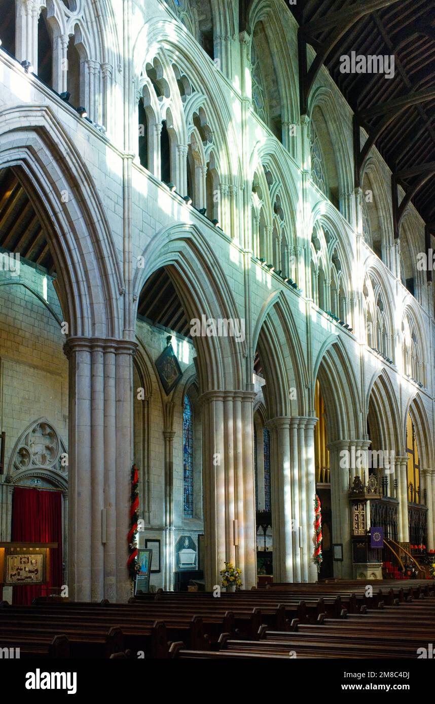 Nef intérieure avec grandes arches en pierre à l'église du Prieuré de Bridlington Banque D'Images