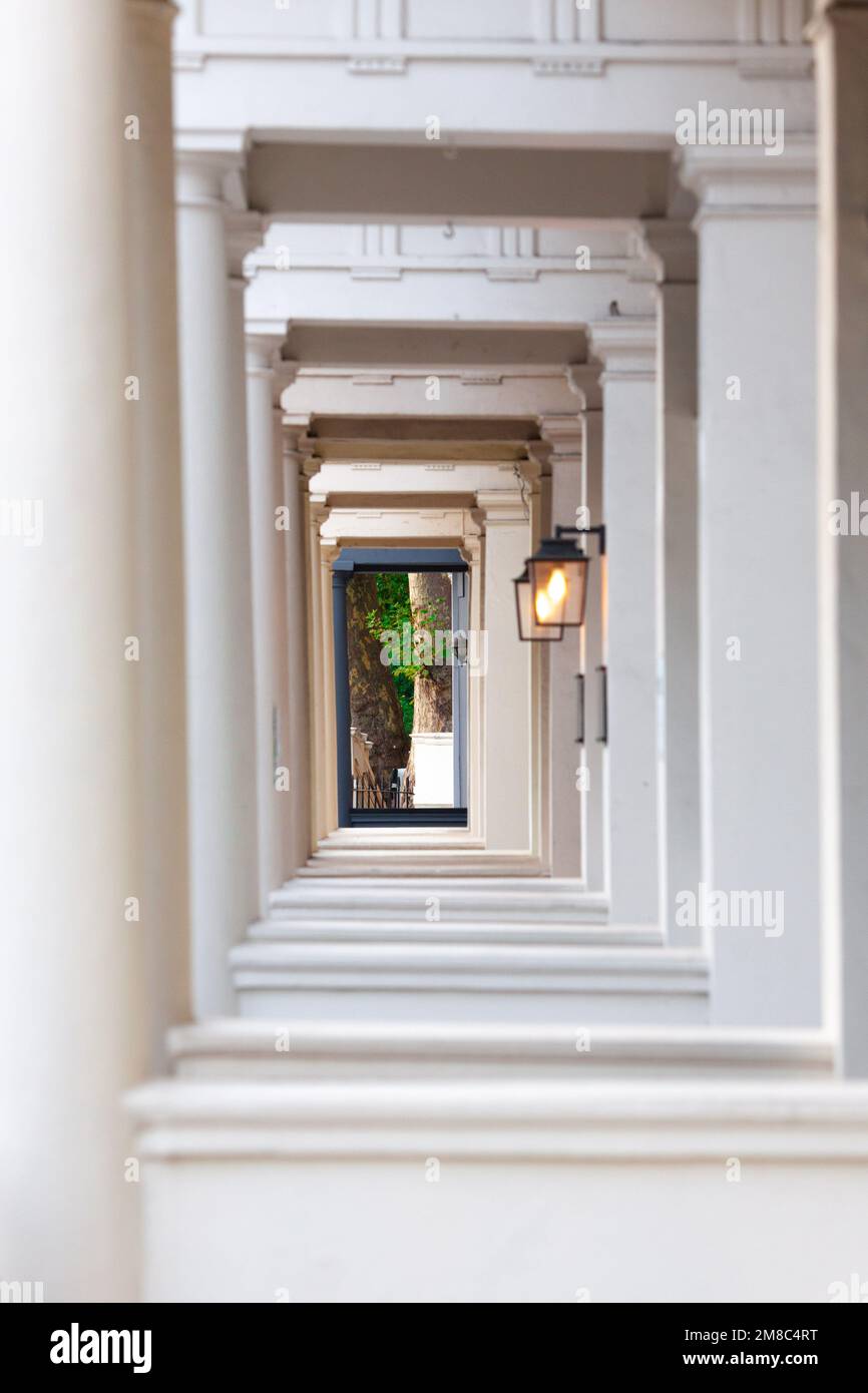 Un plan vertical des ouvertures des balcons d'un bâtiment blanc avec des colonnes Banque D'Images