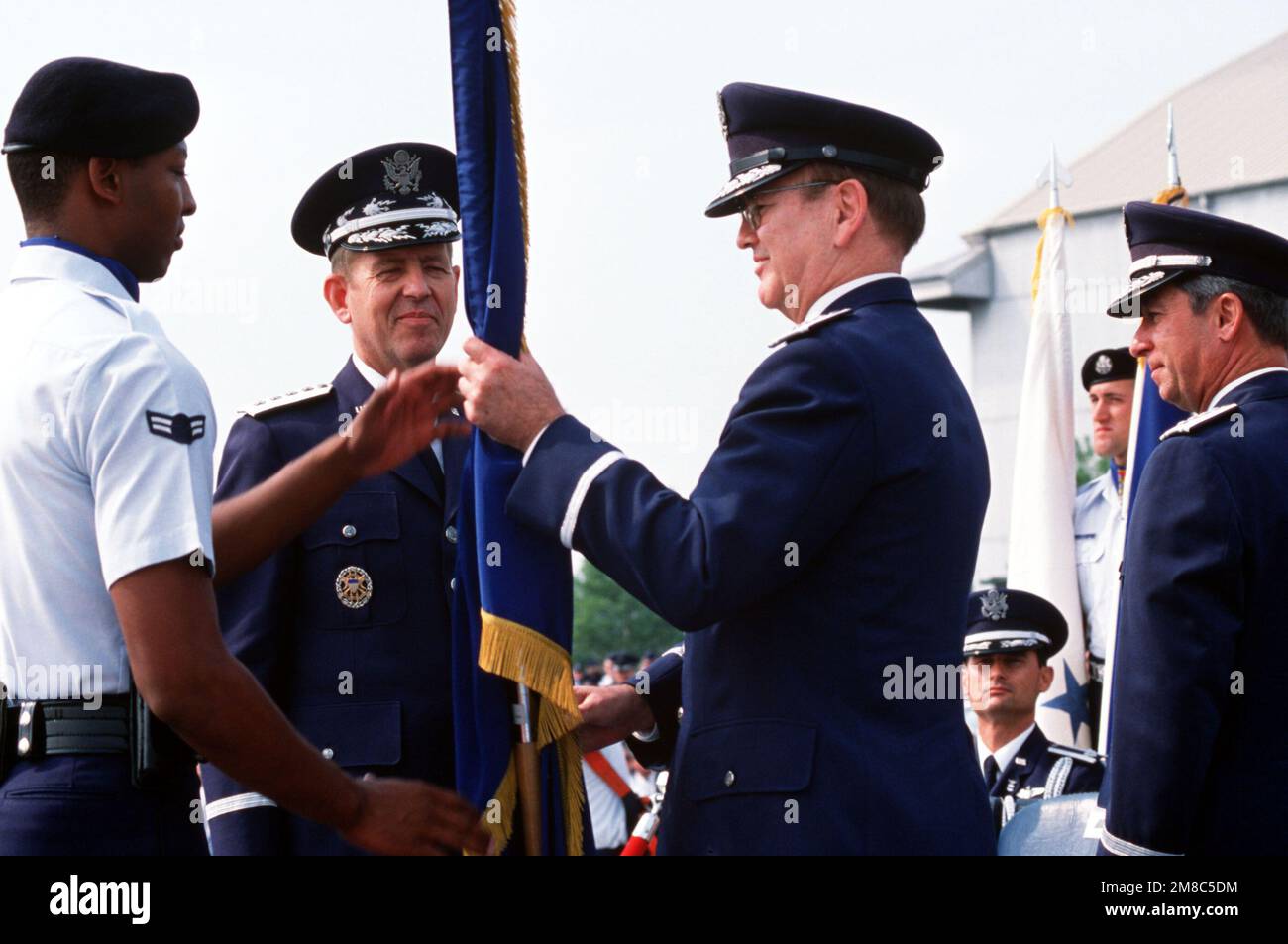 LE GÉN Hansford T. Johnson, deuxième de droite, remet les couleurs du Commandement du transport aérien militaire (MAC) à un aviateur après les avoir reçus de GEN Larry D. Welch, deuxième de gauche, CHEF d'ÉTAT-MAJOR, États-Unis Air Force, pendant le MAC/États-Unis Cérémonie de passation de commandement du Commandement des transports (TRANSCOM). LE GÉN Johnson prend la relève de GEN Duane H. Cassidy, à droite, en tant que commandant en CHEF du MAC/TRANSCOM. Base: Scott Air Force base État: Illinois (il) pays: États-Unis d'Amérique (USA) Banque D'Images