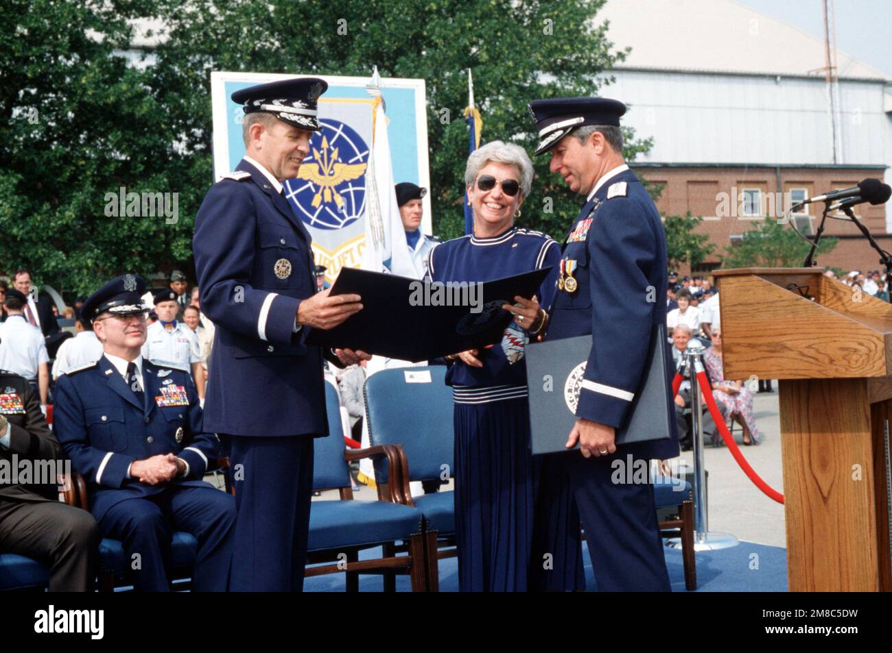 LE GÉN Larry D. Welch, à gauche, CHEF DE CABINET, États-Unis Air Force présente un certificat de retraite à Rosalie Cassidy et à son mari, GEN Duane H. Cassidy. LE GÉN Cassidy prend sa retraite après 36 ans de service et a été soulagé par GEN Hansford T. Johnson, assis à gauche, en tant que commandant en CHEF du Commandement du transport aérien militaire/États-Unis Transport Command. Base: Scott Air Force base État: Illinois (il) pays: États-Unis d'Amérique (USA) Banque D'Images
