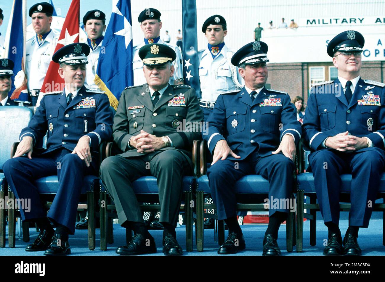 Participation au Commandement du transport aérien militaire (MAC)/États-Unis La cérémonie de passation de commandement du Commandement des transports (TRANSCOM) est, de gauche à droite, LE GÉN Larry D. Welch, CHEF de CABINET, États-Unis Air Force; GEN Carl E. Vuono, CHEF de CABINET, États-Unis Armée; GEN Duane H. Cassidy, commandant sortant en CHEF, MAC/TRANSCOM; GEN Hansford T. Johnson, commandant entrant en CHEF, MAC/TRANSCOM. Base: Scott Air Force base État: Illinois (il) pays: États-Unis d'Amérique (USA) Banque D'Images