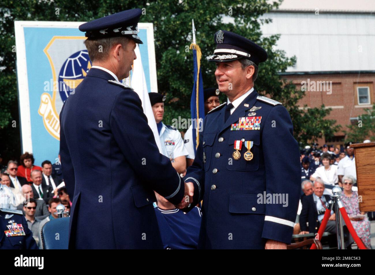 LE GÉN Larry D. Welch, à gauche, CHEF DE CABINET, États-Unis L'Armée de l'air, serre la main avec GEN Duane H. Cassidy après lui avoir remis la Médaille du service distingué de la Défense à l'occasion de la retraite de GEN Cassidy après 36 ans de service. LE GÉN Cassidy a été soulagé par GEN Hansford T. Johnson en tant que commandant en CHEF du Commandement du transport aérien militaire (États-Unis) Transport Command. Base: Scott Air Force base État: Illinois (il) pays: États-Unis d'Amérique (USA) Banque D'Images