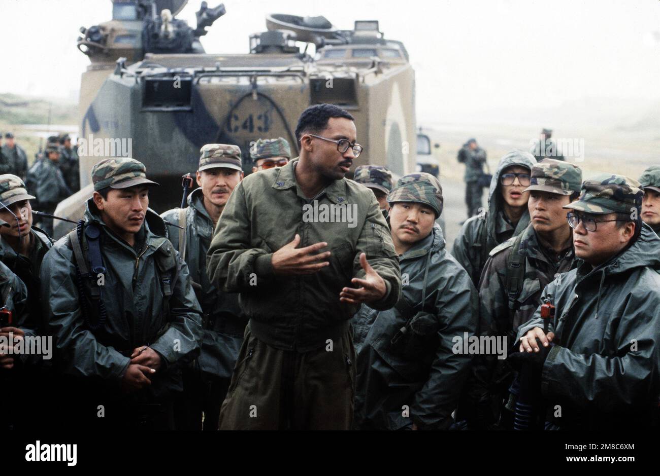 Marine SGT Robert Johnson dirige une classe sur le véhicule amphibie AAVP-7A1 pour les membres de Co C, 2nd BN., 297th Infantry Group (Scout), Garde nationale de l'Alaska, pendant l'exercice Kernal Potlatch '89. Sujet opération/série: KERNAL POTLATCH '89 base: Amchitka Island État: Alaska (AK) pays: États-Unis d'Amérique (USA) Banque D'Images