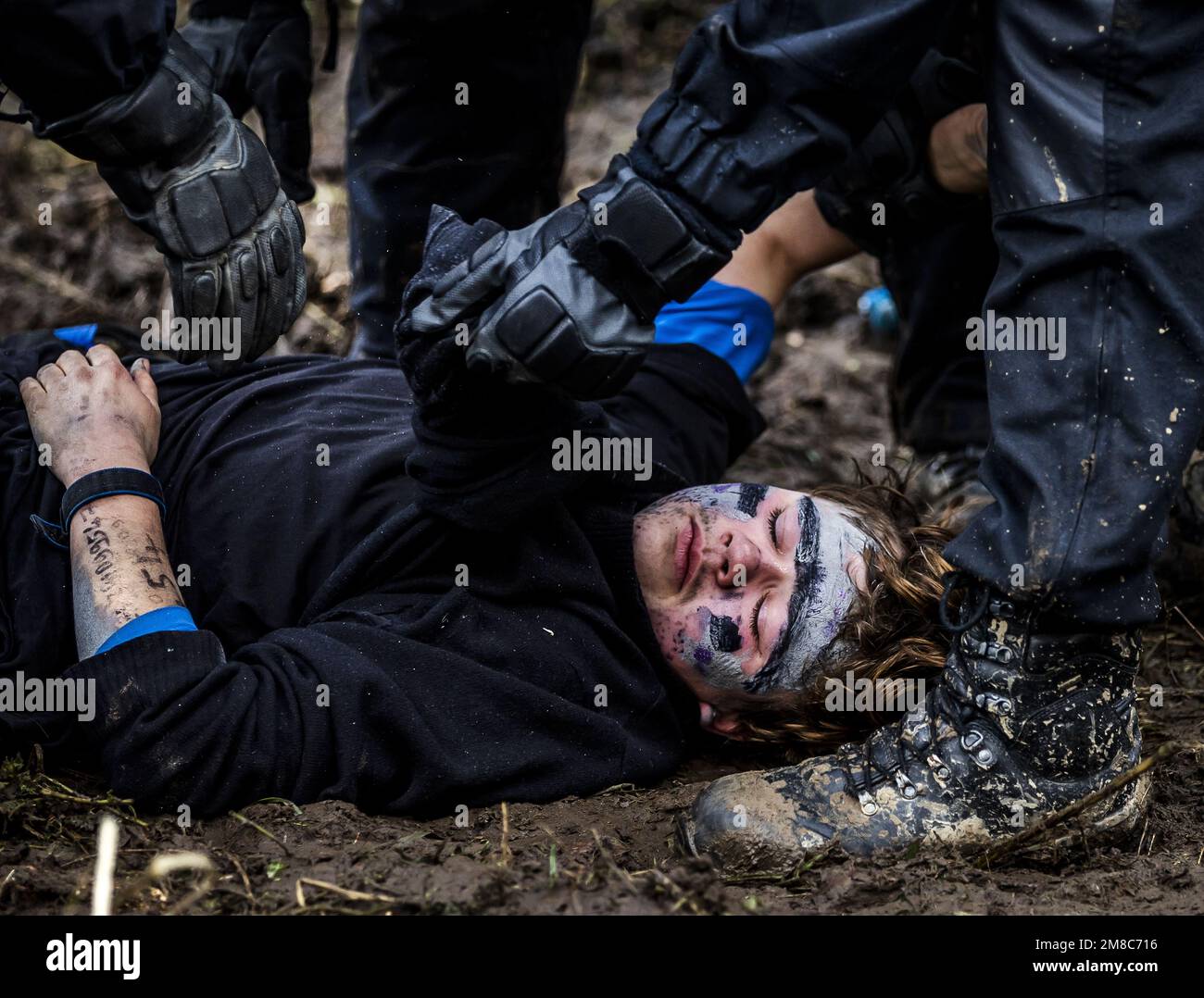 LUTZERATH - Un activiste du climat est emmené par la police. Lutzerath, proche de Roermond, est occupé depuis deux ans par des militants du climat qui croient que l'extraction du lignite contribue au réchauffement climatique. ANP REMKO DE WAAL pays-bas hors - belgique hors Banque D'Images