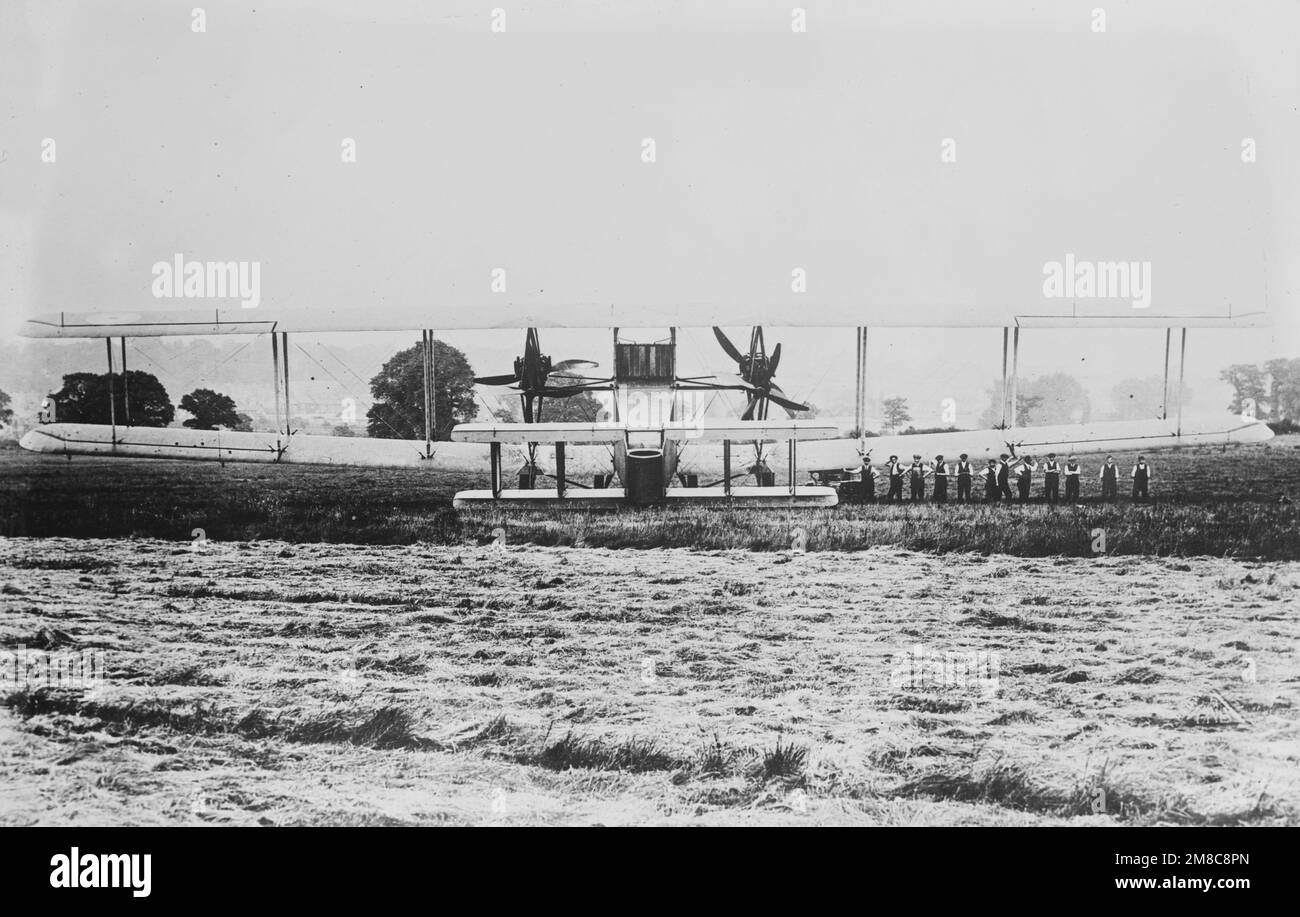 Photo vintage vers 1918 montrant une vue arrière d'un bombardier lourd British Handley page V/1500 pendant la première guerre mondiale. Développé comme un bombardier de nuit lourd, il a d'abord volé sur 22 mai 1918 Banque D'Images