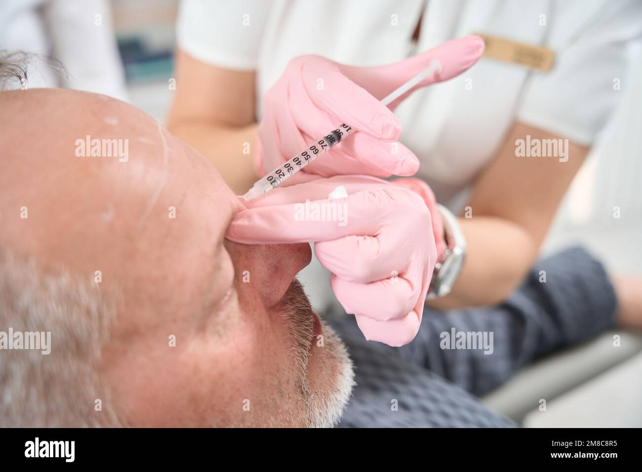 Patient de la clinique de médecine esthétique reçoit le cours des injections de beauté Banque D'Images