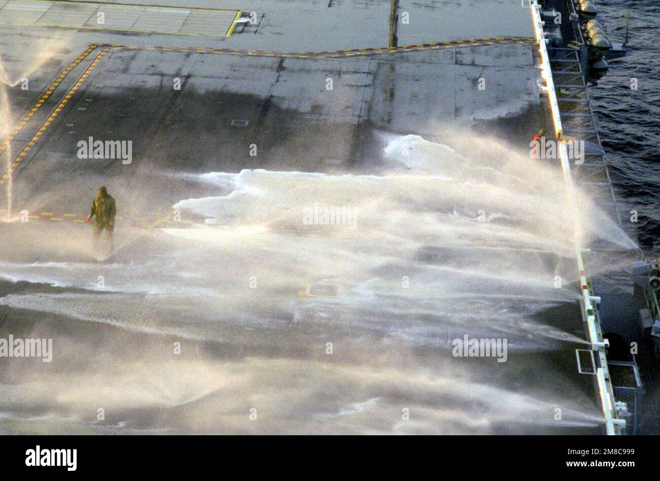 Le système de lutte contre les incendies en mousse à formation de film aqueux est testé sur le pont de vol du porte-avions à propulsion nucléaire USS ABRAHAM LINCOLN (CVN-72). Pays: Océan Atlantique (AOC) Banque D'Images