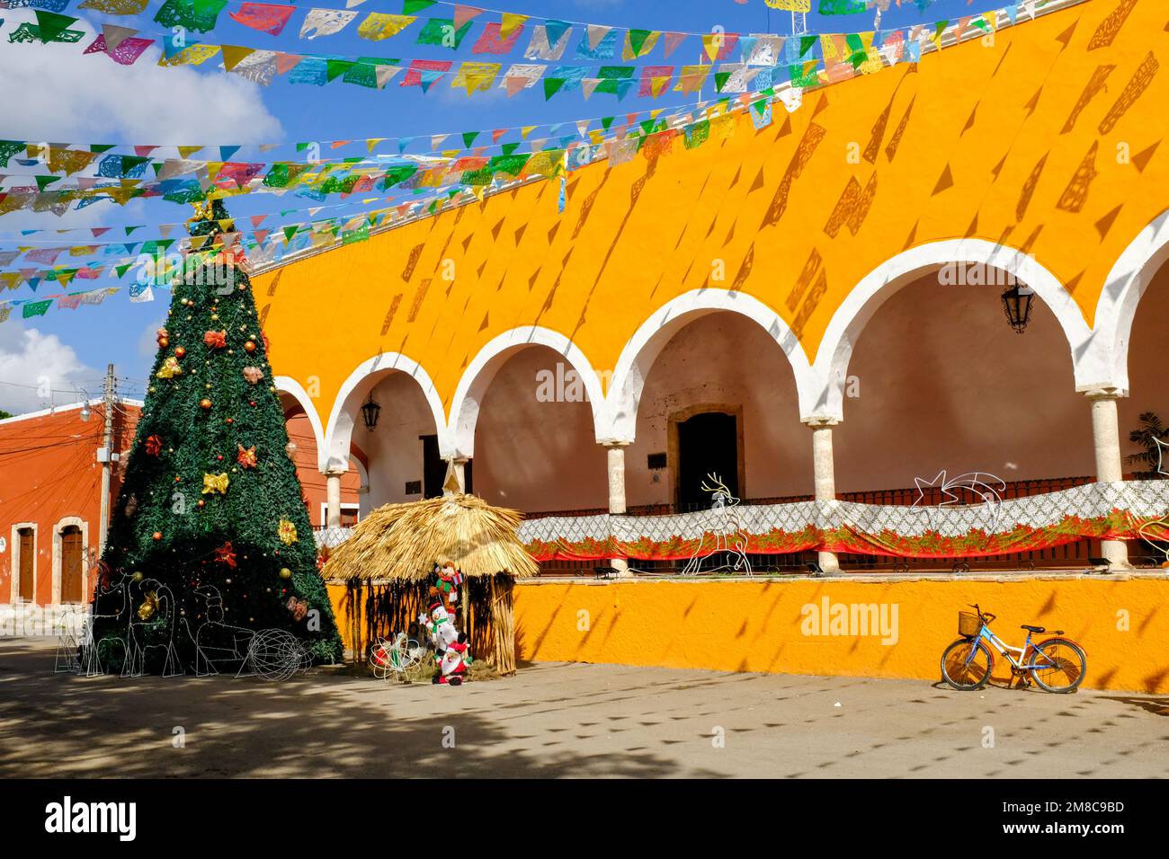 Hôtel de ville pendant Noël dans la belle petite ville d'Espita, Yucatan, Mexique Banque D'Images
