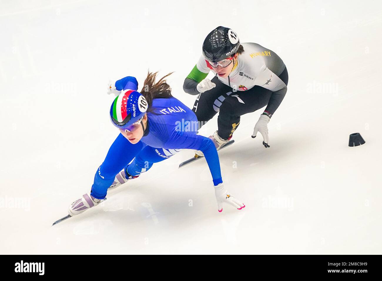 GDANSK, POLOGNE - JANVIER 13 : ELISA Confortola d'Italie et Petra Jaszapati de Hongrie en compétition sur le relais d'équipe mixte lors des championnats européens de sprint court de l'UIP à Halla Victoria on 13 janvier 2023 à Gdansk, Pologne (photo d'Andre Weening/Orange Pictures) Banque D'Images