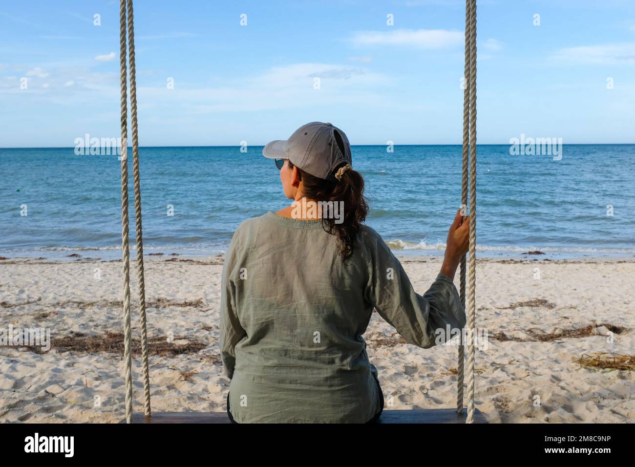 Woman looking at the ocean Banque D'Images