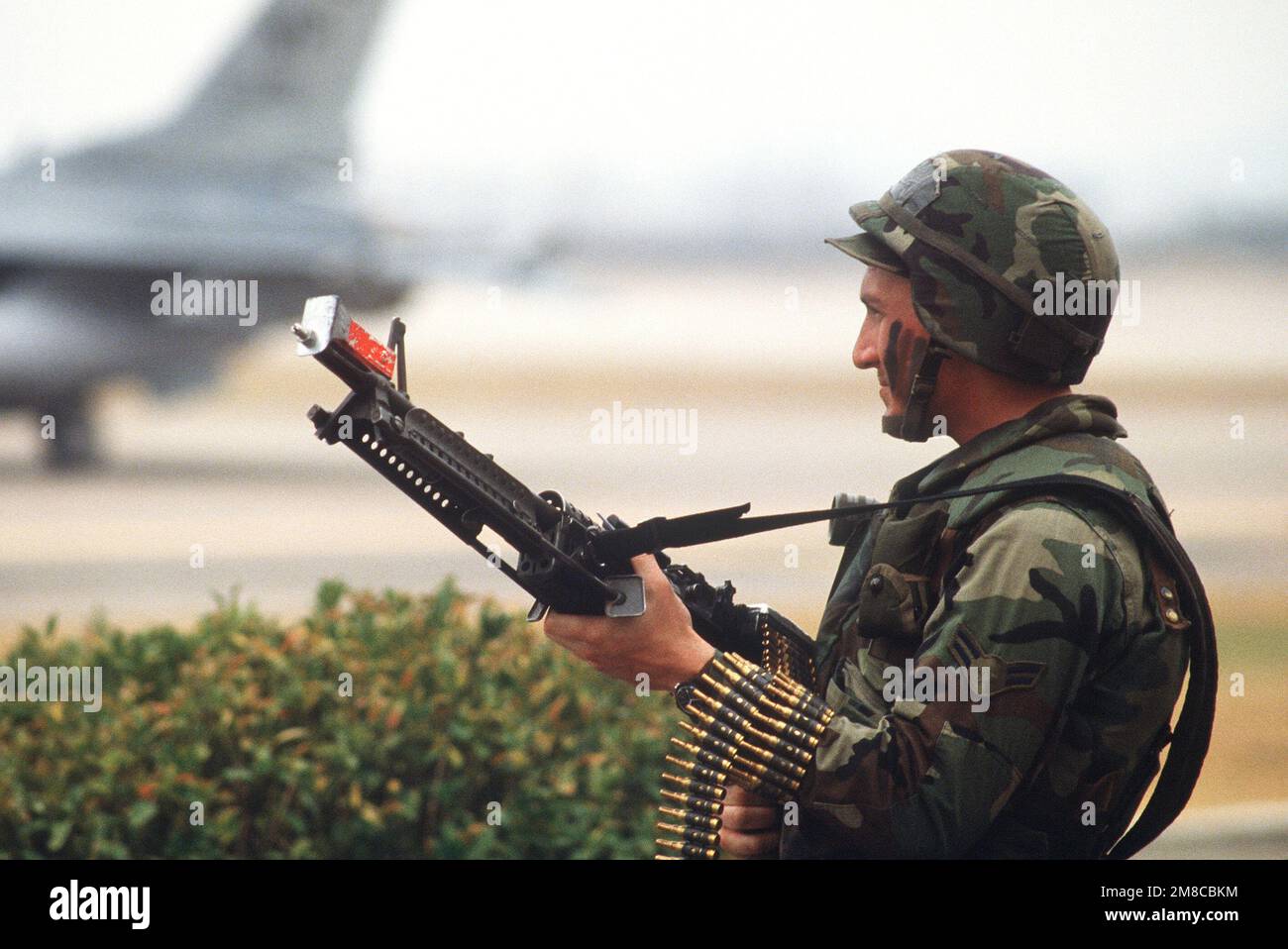 Un aviateur armé d'une mitrailleuse M-60 7,62 mm protège des forces de l'agresseur pendant l'exercice de défense terrestre DE la base aérienne, FOAL EAGLE '89. Objet opération/série: BASE EAGLE '89: Base aérienne de Kunsan pays: République de Corée (KOR) Banque D'Images