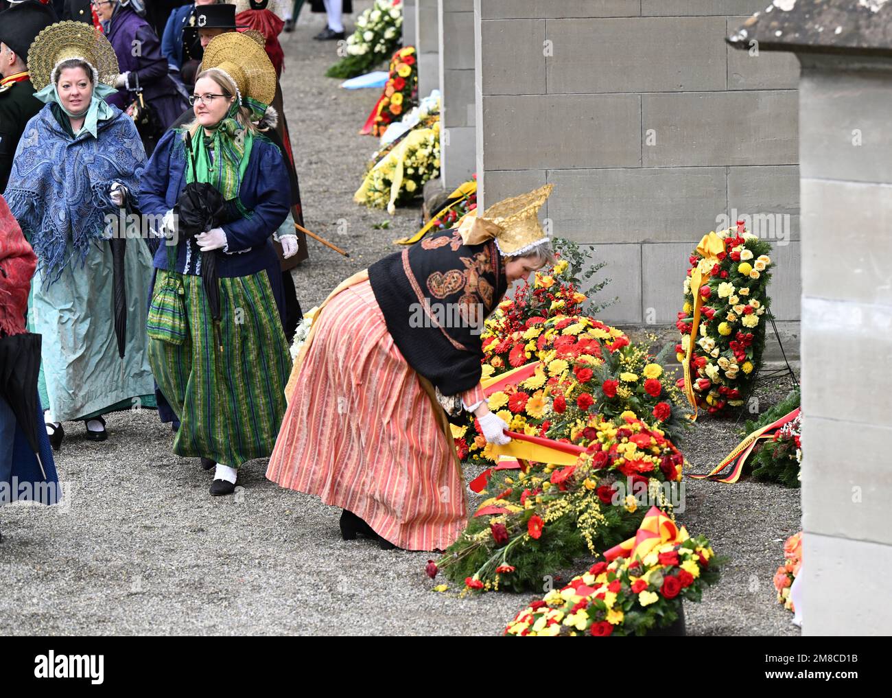 Salem, Allemagne. 13th janvier 2023. Les femmes en costumes historiques viennent au service funéraire pour Max Margrave de Baden. Le service funéraire est destiné au cercle familial, aux maisons amicales et aux représentants de la politique, des affaires et de la culture. Le Margrave est mort sur 29 décembre à l'âge de 89 ans au château de Salem, sur le lac de Constance. Credit: Bernd Weißbrod/dpa/Alay Live News Banque D'Images