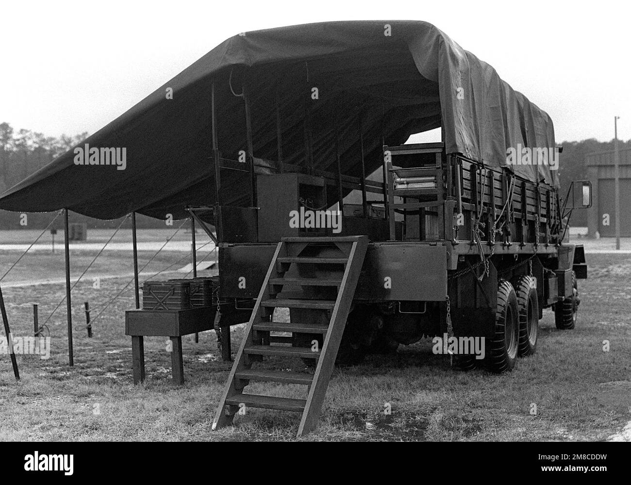 Une vue d'une cuisine de mess de champ assemblée dans le lit d'un camion. Base : MCAS, Cherry point État : Caroline du Nord (NC) pays : États-Unis d'Amérique (USA) Banque D'Images