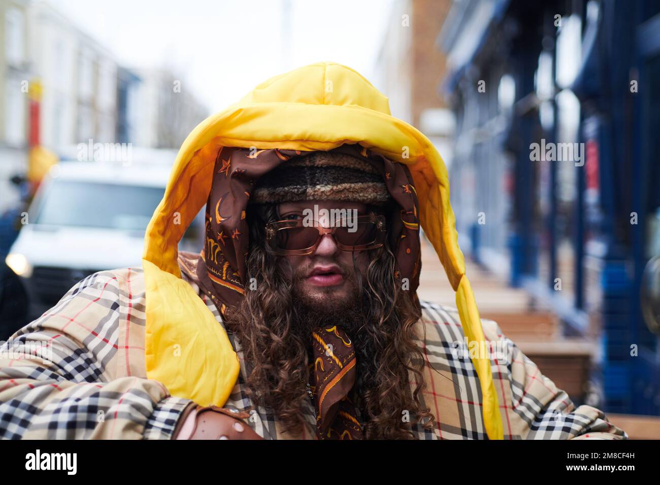Portrait d'un homme aux couleurs funky dans les rues autour du marché de Portobello à Londres Banque D'Images