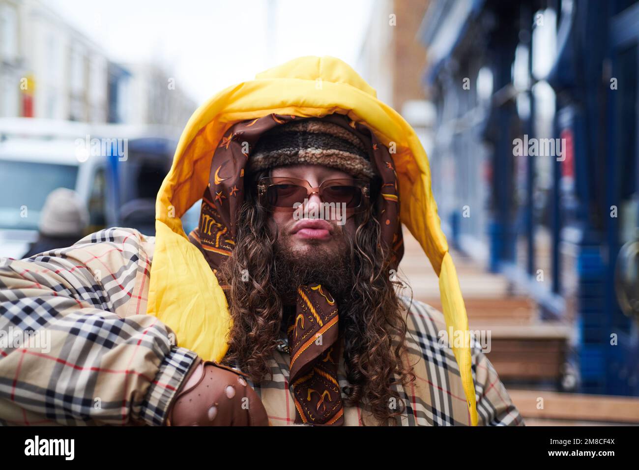 Portrait d'un homme aux couleurs funky dans les rues autour du marché de Portobello à Londres Banque D'Images
