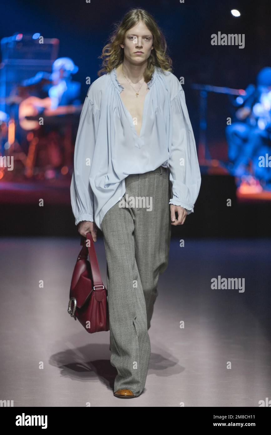 13 janvier 2023, Milan, Italie: Un modèle présente une création dans le cadre de la collection Gucci pour hommes automne-hiver 2023-24 à Milan, Italie, 13 janvier 2023. ANSA/STR (Credit image: © ANSA via ZUMA Press) USAGE ÉDITORIAL SEULEMENT! Non destiné À un usage commercial ! Banque D'Images