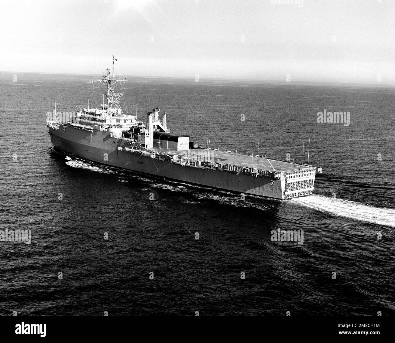 Vue sur le quartier portuaire du quai de transport amphibie USS CLEVELAND (LPD 7) en cours au large de la côte sud de la Californie. Pays : Océan Pacifique (POC) Banque D'Images