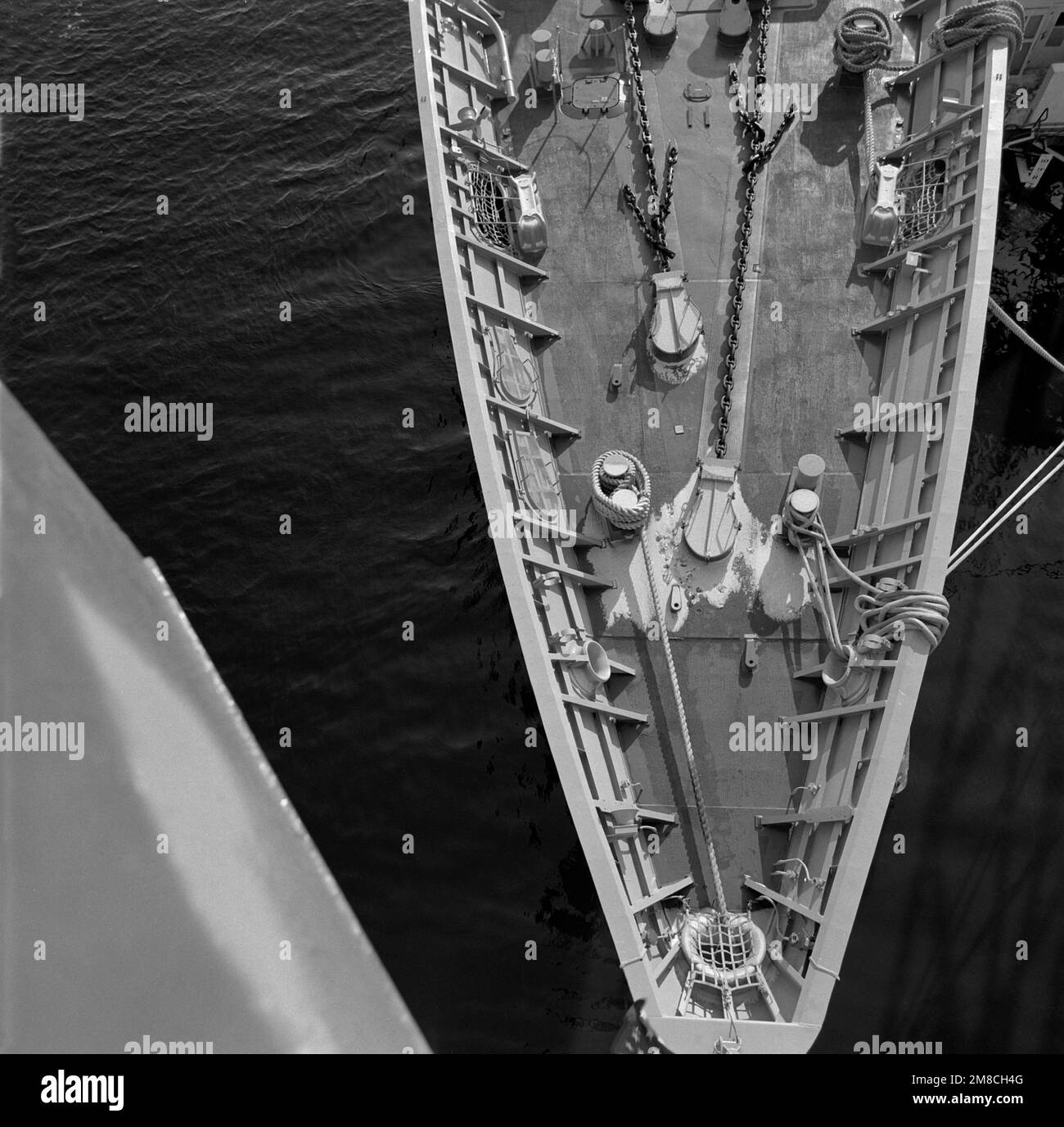 Vue aérienne de l'arc du croiseur de missiles guidé NORMANDIE (CG-60) à l'achèvement de la construction. Base: Bath État: Maine (ME) pays: Etats-Unis d'Amérique (USA) Banque D'Images