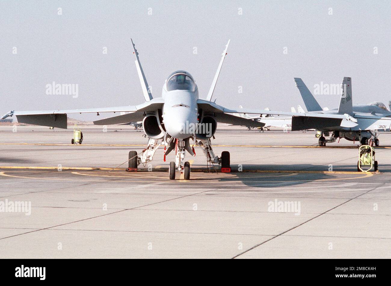 Le premier avion F/A-18C(N) Hornet à être livré au Strike Fighter Squadron 147 (VFA-147) se trouve sur la ligne de vol après son arrivée à la station aérienne à partir des installations de la société McDonnell-Douglas à St. Louis. L'escadron est en train de passer de L'Avion A-7E Corsair II à l'avion Hornet plus avancé sur le plan technologique. Base: Naval Air Station, Lemoore État: Californie (CA) pays: Etats-Unis d'Amérique (USA) Banque D'Images