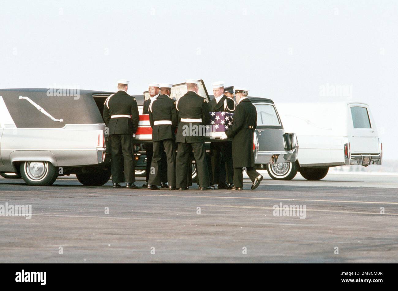 Les porteurs de la Pall placent un cercueil à pavillon à l'arrière d'une corbillard. Le dossier contient le corps d'un des quatre soldats de la Marine tués au cours de la phase initiale de l'action militaire américaine au Panama. Les quatre militaires étaient membres d'une équipe DE PHOQUES (mer-air-terre) qui s'est assurée de l'aérodrome de Patilla en début de matinée de 20 décembre. Base: Dover Air Force base État: Delaware (DE) pays: Etats-Unis d'Amérique (USA) Banque D'Images