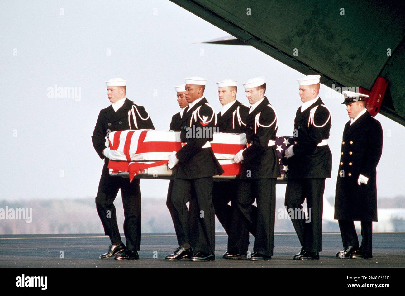 Les porteurs de Pall portent un cercueil à pavillon contenant le corps d'un des quatre soldats de la Marine tués dans la phase initiale de l'action militaire américaine au Panama. Les quatre militaires étaient membres d'une équipe DE PHOQUES (mer-air-terre) qui s'est assurée de l'aérodrome de Patilla en début de matinée de 20 décembre. Base: Dover Air Force base État: Delaware (DE) pays: Etats-Unis d'Amérique (USA) Banque D'Images