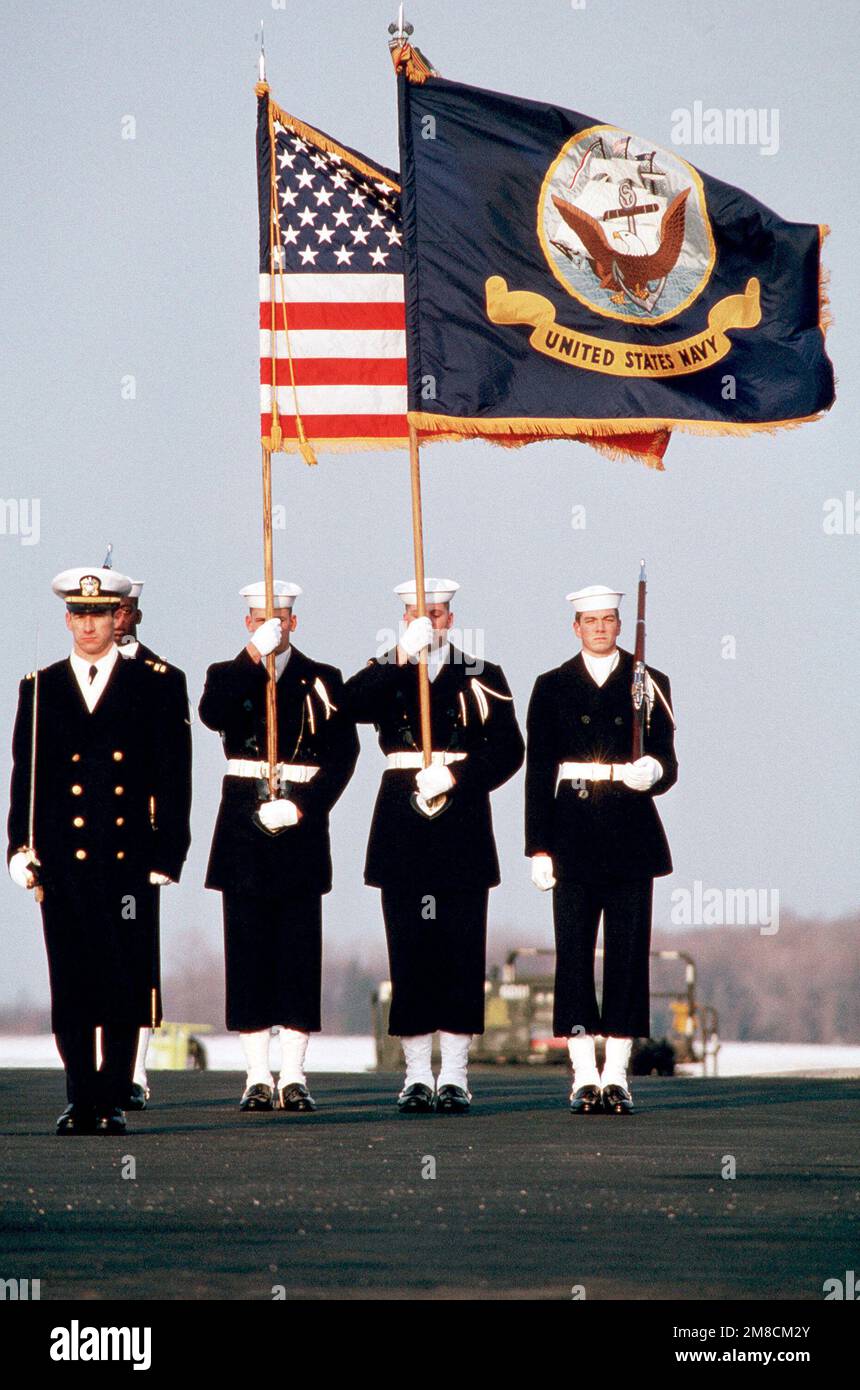 Un garde de couleur de la Marine est à l'attention des corps de quatre soldats tués lors de la phase initiale de l'action militaire américaine au Panama. Les quatre militaires étaient membres d'une équipe DE PHOQUES (mer-air-terre) qui s'est assurée de l'aérodrome de Patilla en début de matinée de 20 décembre. Base: Dover Air Force base État: Delaware (DE) pays: Etats-Unis d'Amérique (USA) Banque D'Images