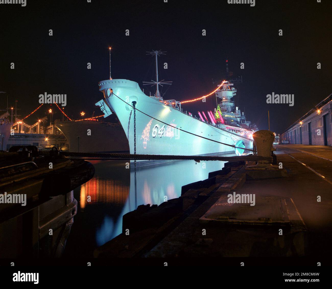 Décorations de Noël, lumières et messages ornent le cuirassé USS WISCONSIN  (BB-64) pendant qu'il est au port pour les vacances. Base: Naval Air  Station, Norfolk État: Virginie (va) pays: Etats-Unis d'Amérique (USA