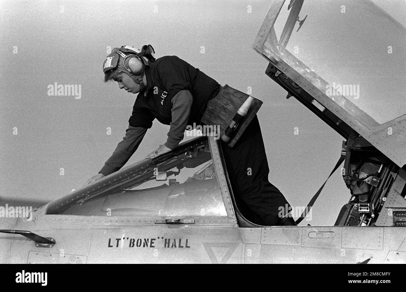 Un membre de l'escadron d'attaque 122 (va-122) nettoie le pare-brise d'un Avion A-7E Corsair II. Base: Naval Air Station, Lemoore État: Californie (CA) pays: Etats-Unis d'Amérique (USA) Banque D'Images