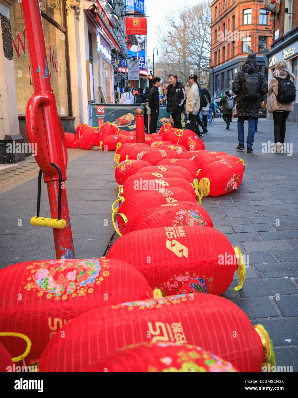 Londres, Royaume-Uni. 13th janvier 2023. Les nouvelles lanternes sont installées autour de Gerrard Street et Soho. Les préparatifs sont en cours dans et autour du quartier chinois de Londres pour les célébrations du nouvel an chinois (nouvel an lunaire 2023) le 22nd janvier, qui sera l'année du lapin. Les festivités autour du centre de Londres comprendront une nouvelle fois une parade autour de Soho et des événements sur Trafalgar Square. Credit: Imagetraceur/Alamy Live News Banque D'Images