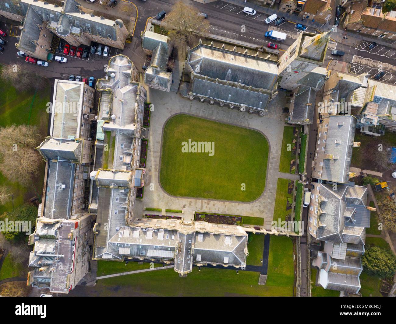Vue aérienne du drone de St Salvators Quad à l'Université St Andrews à Fife, en Écosse, au Royaume-Uni Banque D'Images