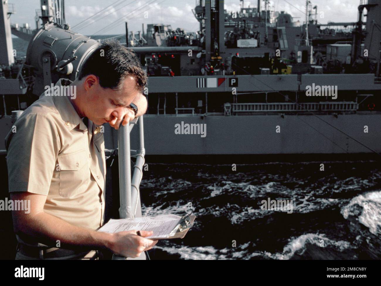 LE LCDR Wolfgang Kelly marque le début de la reconstitution en cours, ce qui a pris un palce entre le croiseur de missiles guidé USS JOSEPHUS DANIELS (CG 27) et un lubrificateur de classe Henry J. Kaiser. Les navires participent à Unitas XXXI, un exercice annuel conjoint entre les États-Unis Marine et les forces navales de neuf pays d'Amérique du Sud. Sujet opération/série: UNITAS XXXI pays: Inconnu Banque D'Images