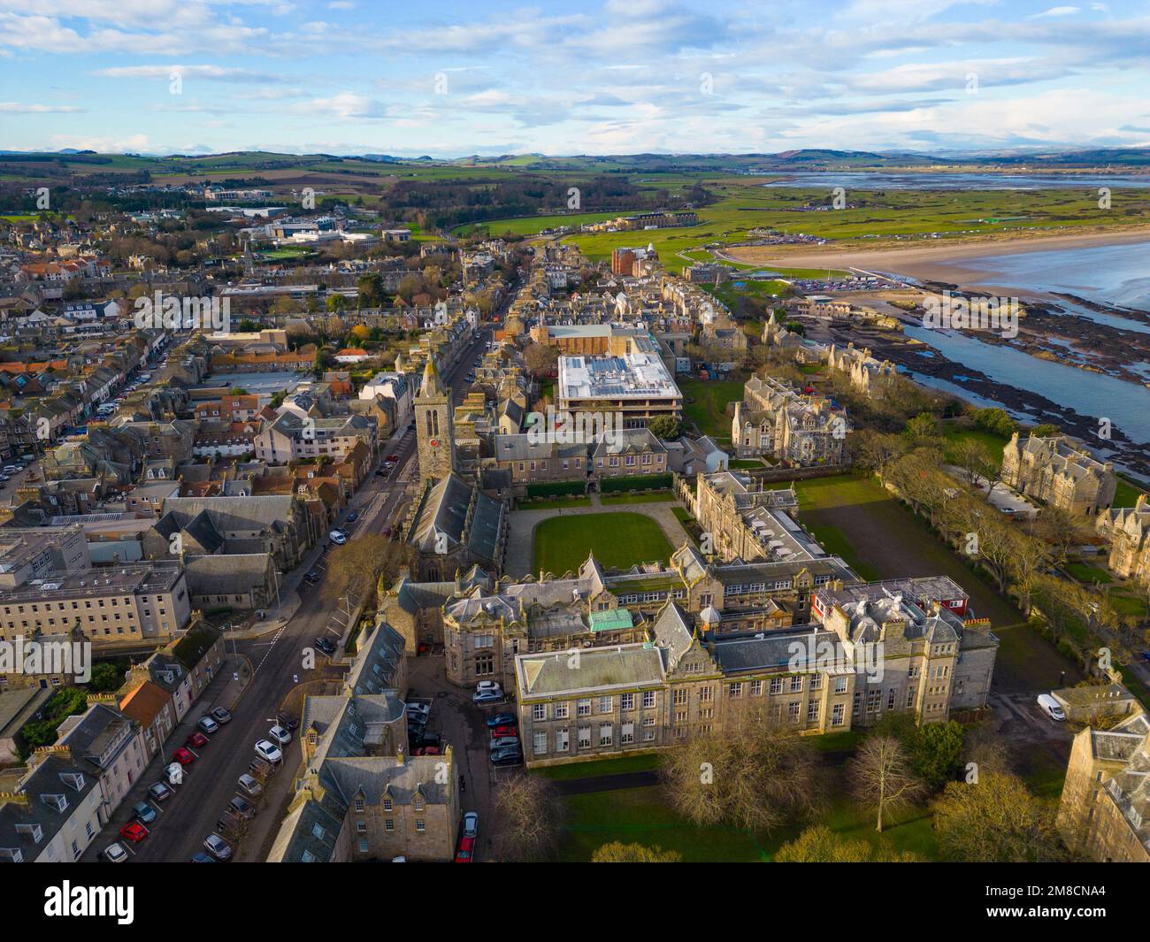 Vue aérienne depuis le drone de la chapelle St Salvators et le quad de l'université St Andrews à Fife, en Écosse, au Royaume-Uni Banque D'Images