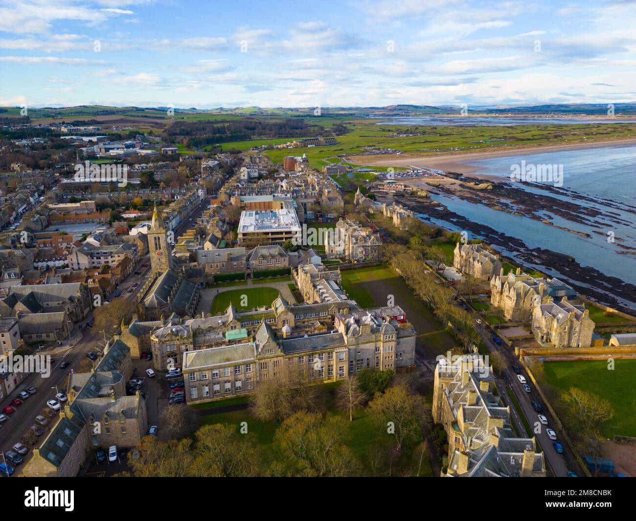 Vue aérienne depuis le drone de la chapelle St Salvators et le quad de l'université St Andrews à Fife, en Écosse, au Royaume-Uni Banque D'Images