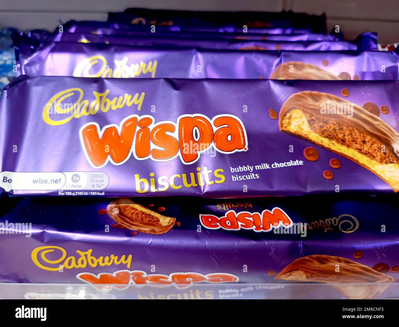 DUSHANBE, TADJIKISTAN - 12 AOÛT 2022 : délicieux biscuits au chocolat au lait mousseux Cadbury Wispa sur l'étagère de présentation dans la boutique. Banque D'Images