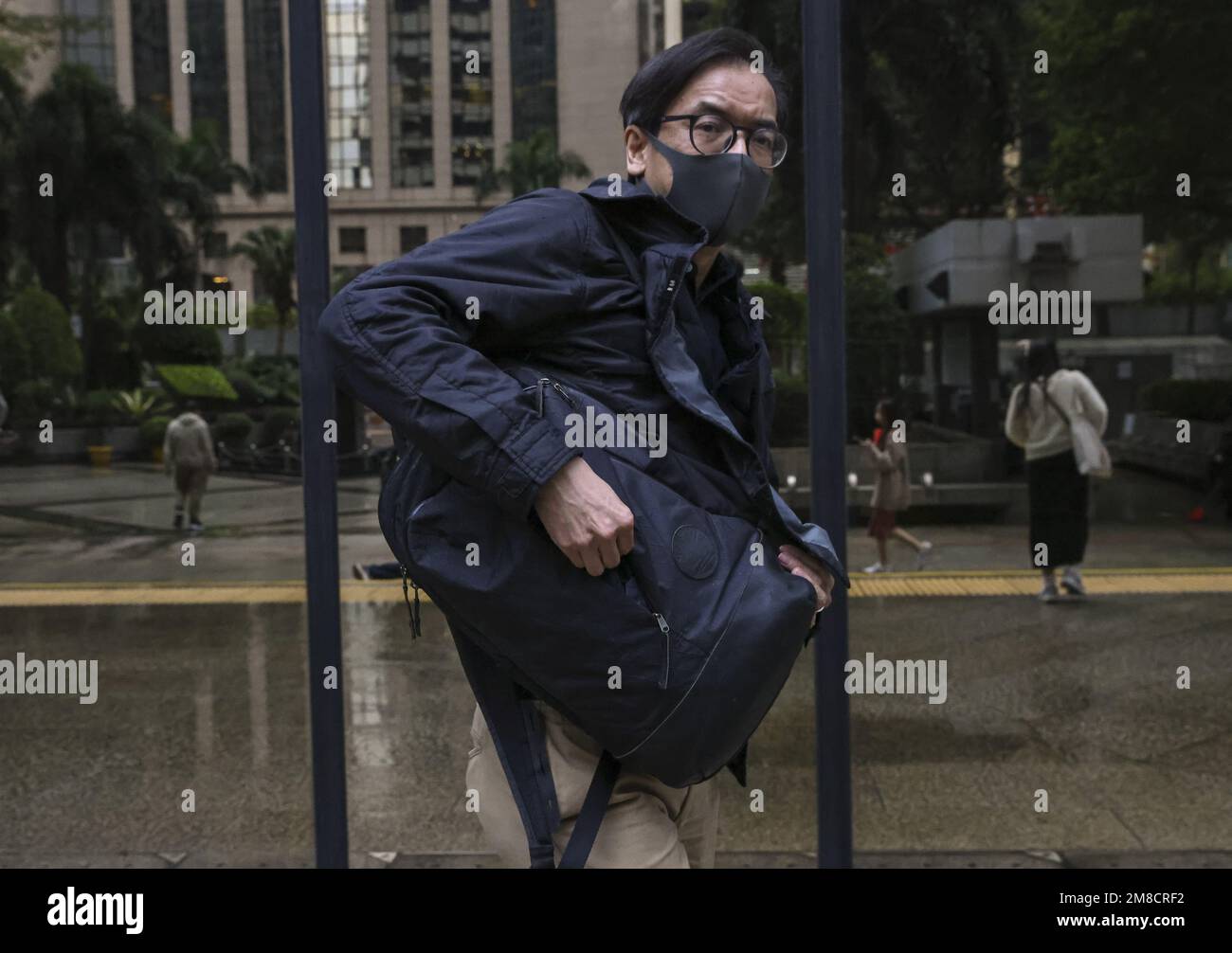 Chung Pui-kuen, 53 ans, ancien rédacteur en chef de Stand News quitte WAN Chai court. Chung et Patrick Lam Shiu-tung, rédacteur en chef par intérim, sont confrontés à une accusation de complot pour publier et reproduire des publications sédimentaires. 10JAN23 SCMP /K. Y. Cheng Banque D'Images