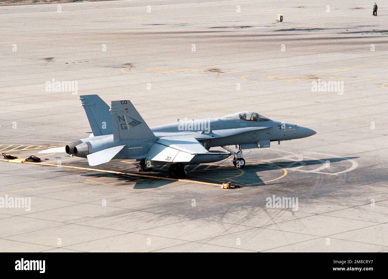 Le premier avion F/A-18C(N) Hornet à être livré au Strike Fighter Squadron 147 (VFA-147) se trouve sur la ligne de vol après son arrivée à la station aérienne à partir des installations de la société McDonnell-Douglas à St. Louis. L'escadron est en train de passer de L'Avion A-7E Corsair II à l'Hornet, plus perfectionné sur le plan technologique. Base: Naval Air Station, Lemoore État: Californie (CA) pays: Etats-Unis d'Amérique (USA) Banque D'Images