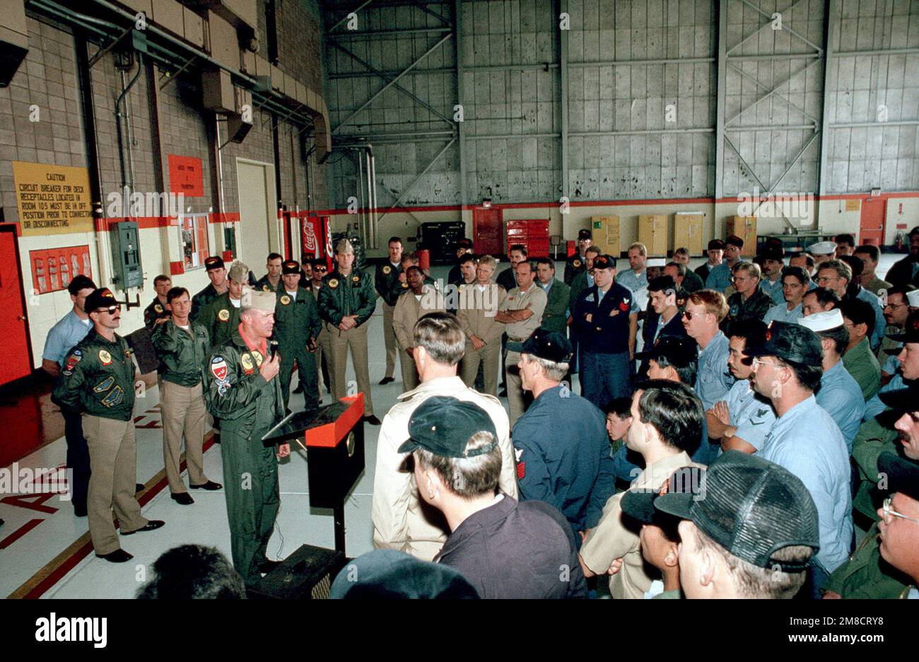 Les membres du Strike Fighter Squadron 147 (VFA-147) sont informés des capacités de l'avion F/A-18C(N) Hornet. L'escadron fait la transition de L'A-7E Corsair II à Hornet, un appareil plus perfectionné sur le plan technologique, et a récemment reçu son premier Hornet des installations de la société McDonnell-Douglas de St. Louis... Base: Naval Air Station, Lemoore État: Californie (CA) pays: Etats-Unis d'Amérique (USA) Banque D'Images