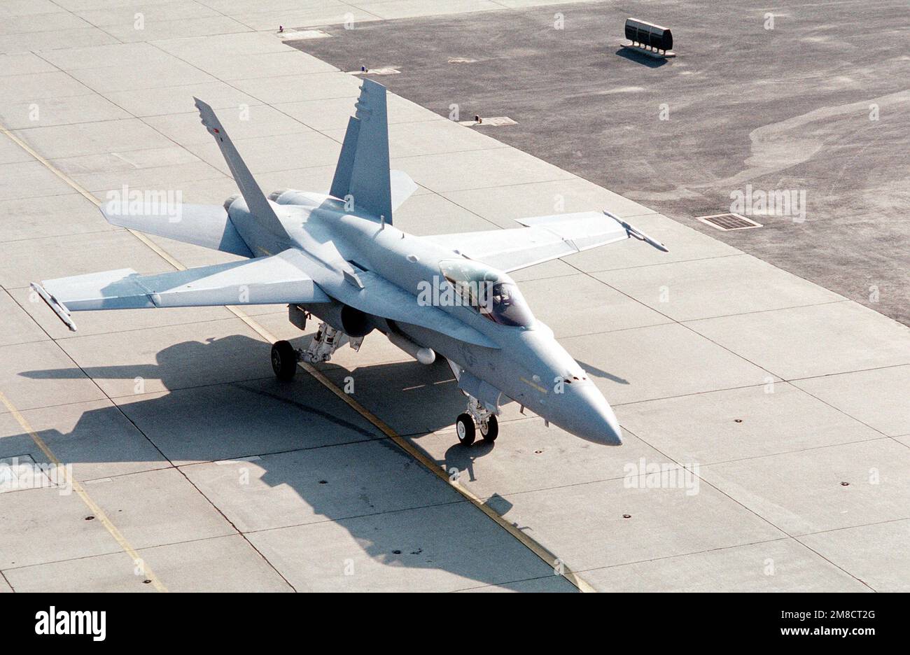 Le premier avion F/A-18C(N) Hornet devant être livré à des taxis du Strike Fighter Squadron 147 (VFA-147) sur la piste après son arrivée à la station aérienne à partir des installations de la société McDonnell-Douglas à St. Louis. L'escadron est en train de passer de L'Avion A-7E Corsair II à l'Hornet, plus perfectionné sur le plan technologique. Base: Naval Air Station, Lemoore État: Californie (CA) pays: Etats-Unis d'Amérique (USA) Banque D'Images