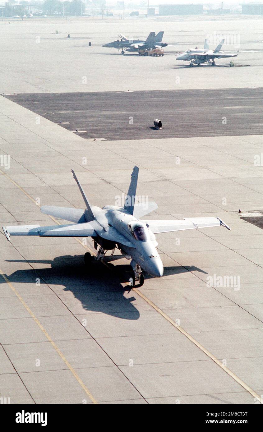 Le premier avion F/A-18C(N) Hornet devant être livré à des taxis du Strike Fighter Squadron 147 (VFA-147) sur la piste après son arrivée à la station aérienne à partir des installations de la société McDonnell-Douglas à St. Louis. L'escadron est en train de passer de L'Avion A-7E Corsair II à l'Hornet, plus perfectionné sur le plan technologique. Base: Naval Air Station, Lemoore État: Californie (CA) pays: Etats-Unis d'Amérique (USA) Banque D'Images