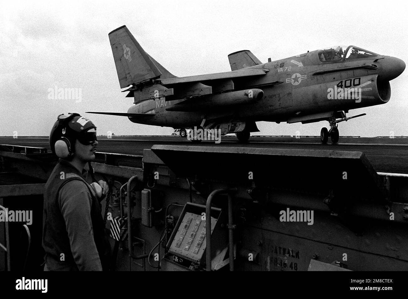 Aviation Boatswain's Mate E (équipement de lancement et de récupération) 2nd classe Joseph Wilson surveille la station catapulte no 2 comme un escadron d'attaque 72 (va-72) A-7E Corsair II en position de lancement à bord du porte-avions USS JOHN F. KENNEDY (CV 67) pendant LA FLOTTE EX 1-90. L'avion est équipé de gousses de reconnaissance aérienne tactique (BÂCHES). Objet opération/série: FLEET EX 1-90 base: USS John F. Kennedy (CV 67) pays: Océan Atlantique (AOC) Banque D'Images