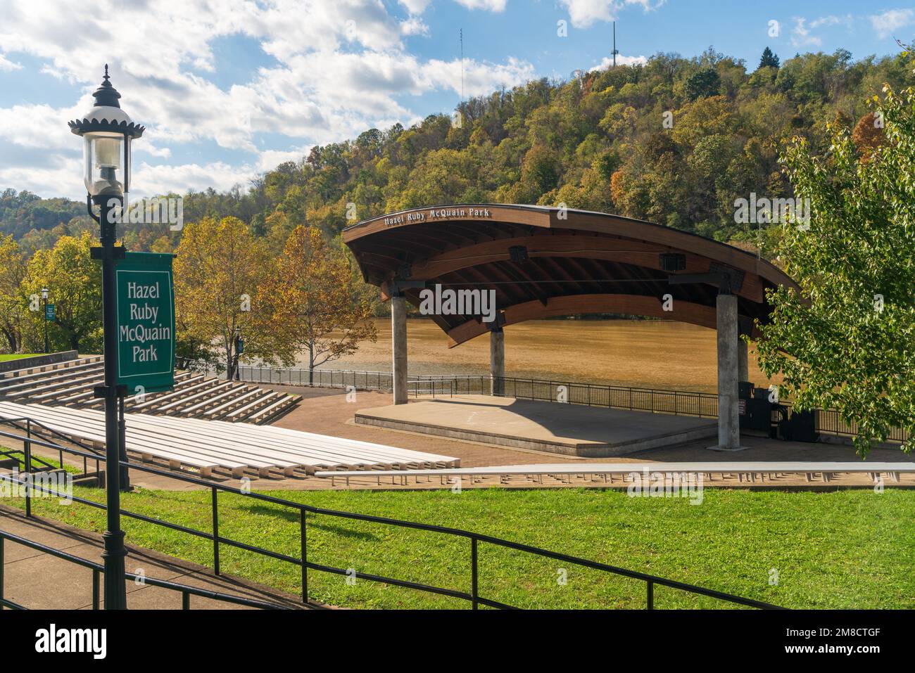 Morgantown, WV - 23 octobre 2016 : parc Hazel Ruby McQuain et scène au bord de la rivière en Virginie occidentale Banque D'Images