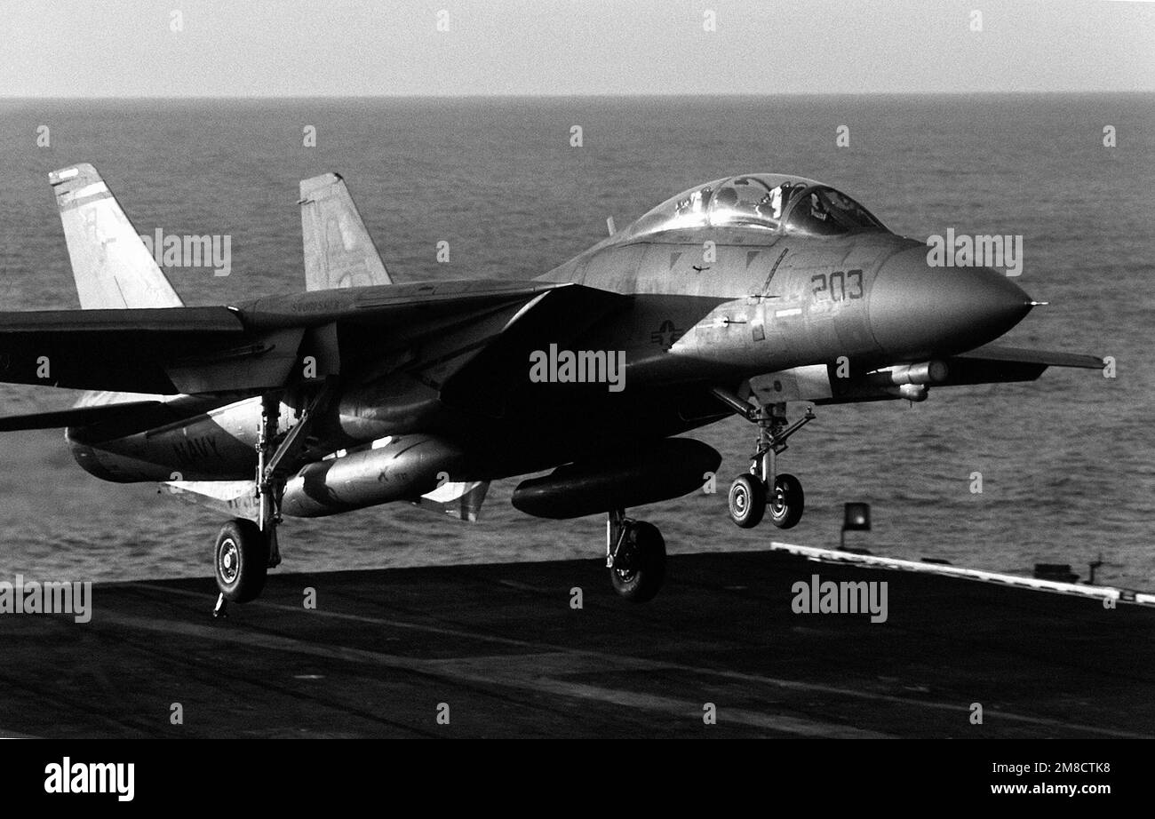 Un F-14A Tomcat de l'escadron de chasse 32 (VF-32) se prépare à