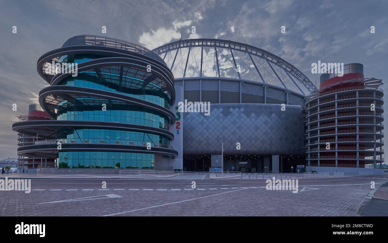 3-2-1 Musée olympique et sportif du Qatar à Doha, Qatar vue externe au coucher du soleil montrant l'architecture unique de la construction avec le nuage dans le ciel en arrière-plan Banque D'Images