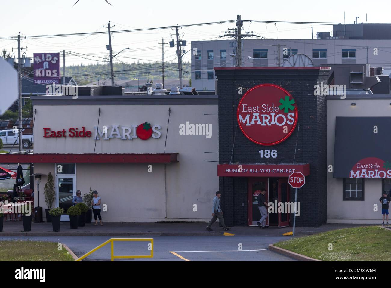 Entrée du restaurant MARIOS CÔTÉ EST. Chaîne de restaurants multinationale canadienne. HALIFAX, NOUVELLE-ÉCOSSE, CANADA - JUIN 2022 Banque D'Images