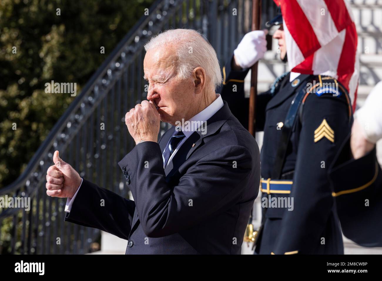 Washington, États-Unis d'Amérique. 13th janvier 2023. LE président AMÉRICAIN Joe Biden attend d'accueillir le Premier ministre japonais Kishida Fumio dans la pelouse sud de la Maison Blanche à Washington, DC, Etats-Unis, le 13 janvier 2023. LE président AMÉRICAIN Joe Biden rencontre le Premier ministre japonais Kishida Fumio pour discuter de questions de sécurité bilatérales dans l'Indo-Pacifique, y compris les relations avec la Corée du Nord et la Chine. Credit: Jim LoScalzo/Pool via CNP photo via Credit: Newscom/Alay Live News Banque D'Images