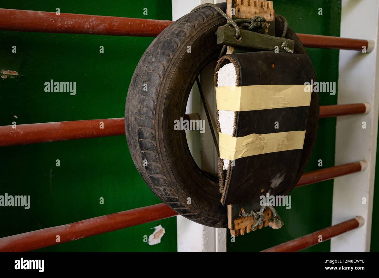 Salle de gym abandonnée à l'école, équipement sportif détruit par le temps, école abandonnée. Banque D'Images