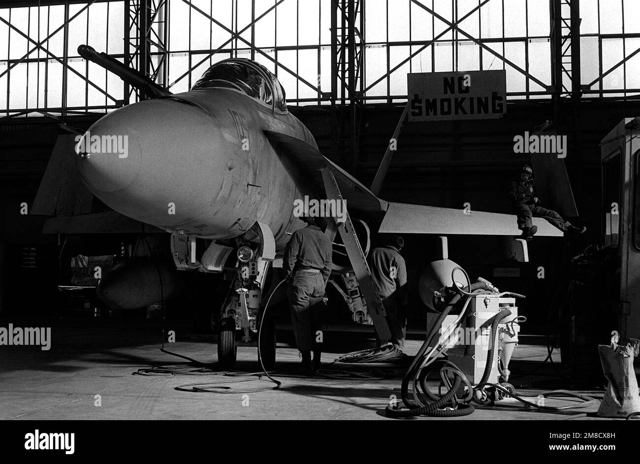 Un avion F/A-18A Hornet subit un entretien régulier. Base: Naval Air Station, Sigonella État: Sicile pays: Italie (ITA) Banque D'Images