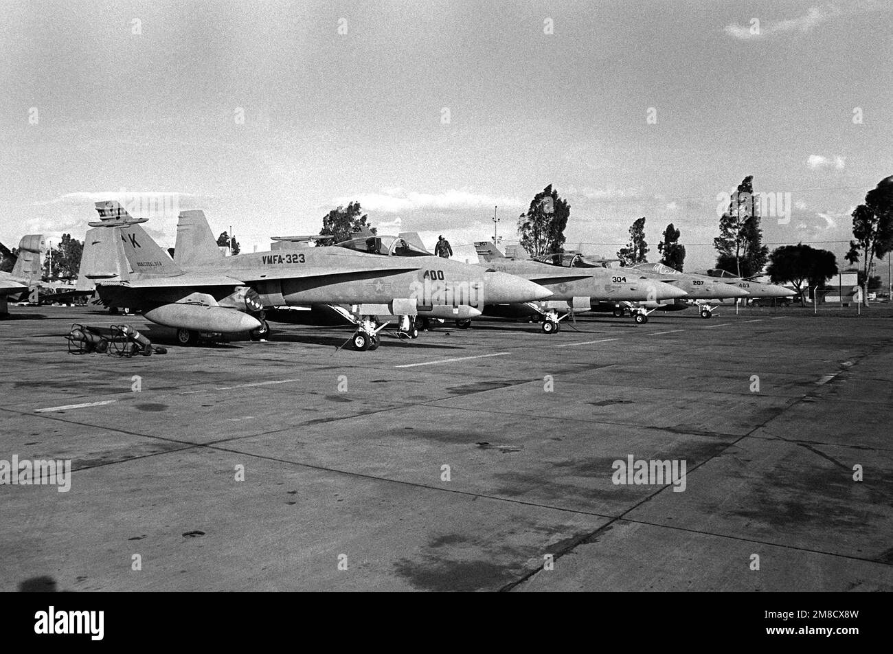 Un avion F/A-18A Hornet de l'escadron d'attaque de chasseurs maritimes 323 (VMFA-323) se trouve sur la ligne de vol avec d'autres Hornets. Base: Naval Air Station, Sigonella État: Sicile pays: Italie (ITA) Banque D'Images
